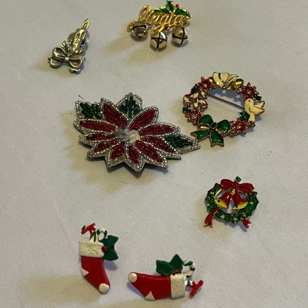 Holiday pins wreath and earrings Green and Red
